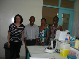 Visit of a laboratory in the CERAAS in the presence of Cathy CARASCO-LACOMBE (Cirad), Mbaye Mdoyle SALL, Elisabeth DIOP et Sassoum LO (CERAAS). © Cirad, UMR Agap, P. Turquay.
