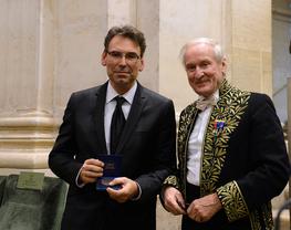 Remise du prix par Philippe Taquet, vice-Président de l'Académie des sciences à Emmanuel Guiderdoni. © Brigitte Eymann, Académie des sciences.